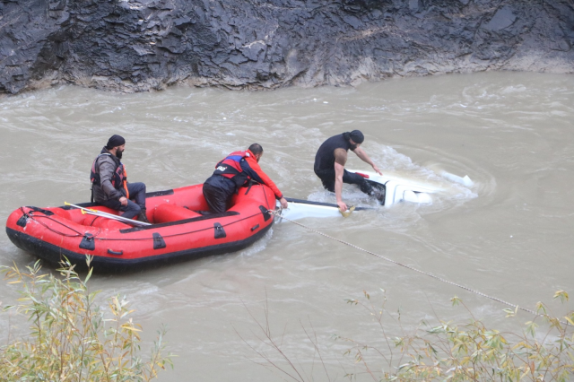 hakkari de ucurumdan dusen pikapta 2 kisi 19259656 7378 m