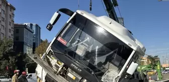 Kadıköy'de Trafik Kazası: Servis Minibüsü Bariyerlere Çıktı