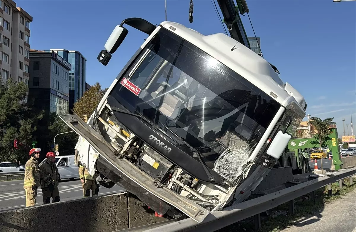 Kadıköy'de Trafik Kazası: Servis Minibüsü Bariyerlere Çıktı