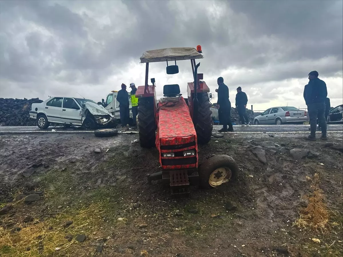 Siverek'te Otomobil-Traktör Çarpışması: 5 Yaralı