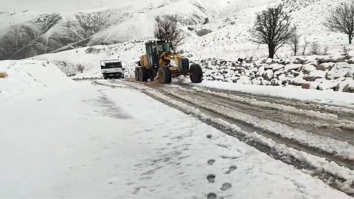 Siirt'te Kar Yağışı Nedeniyle Mahsur Kalan Araçlar Kurtarıldı