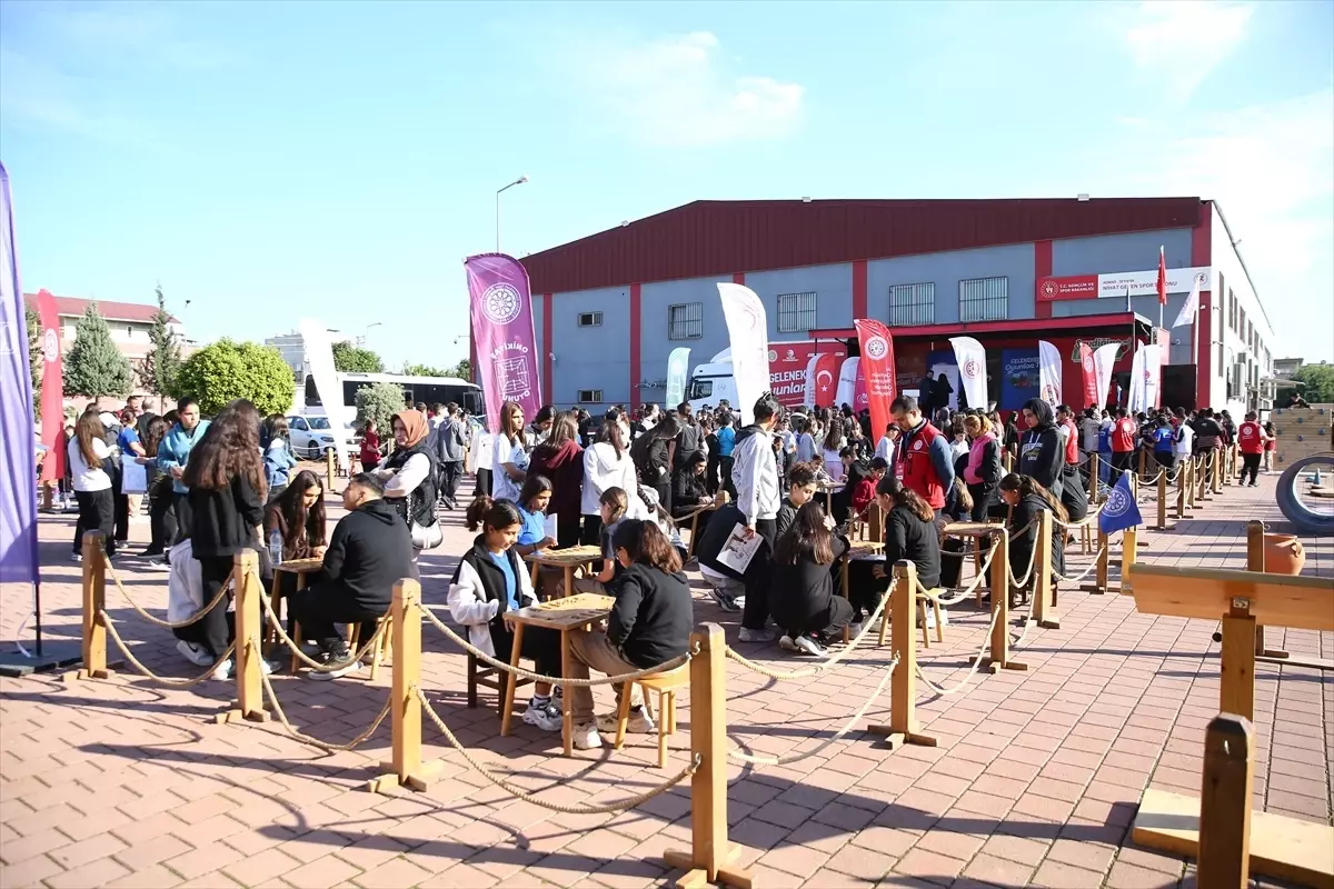 Geleneksel Oyunlar Tırı Adana'da Öğrencilerle Buluştu