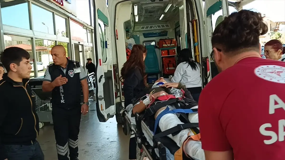 Adana'da Otomobil ile Motosiklet Çarpıştı: 2 Yaralı