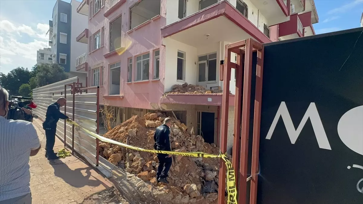 Muratpaşa'da Metruk Binada Yangın: 1 Ölü