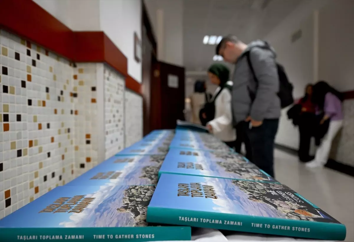 Azerbaycan'ın 'Taşları Toplama Zamanı' Kitabı Tanıtıldı