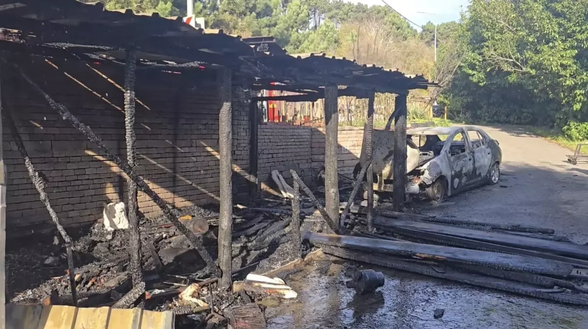 Beykoz'da Garaj Yangını, Park Halindeki Otomobili de Vurdu