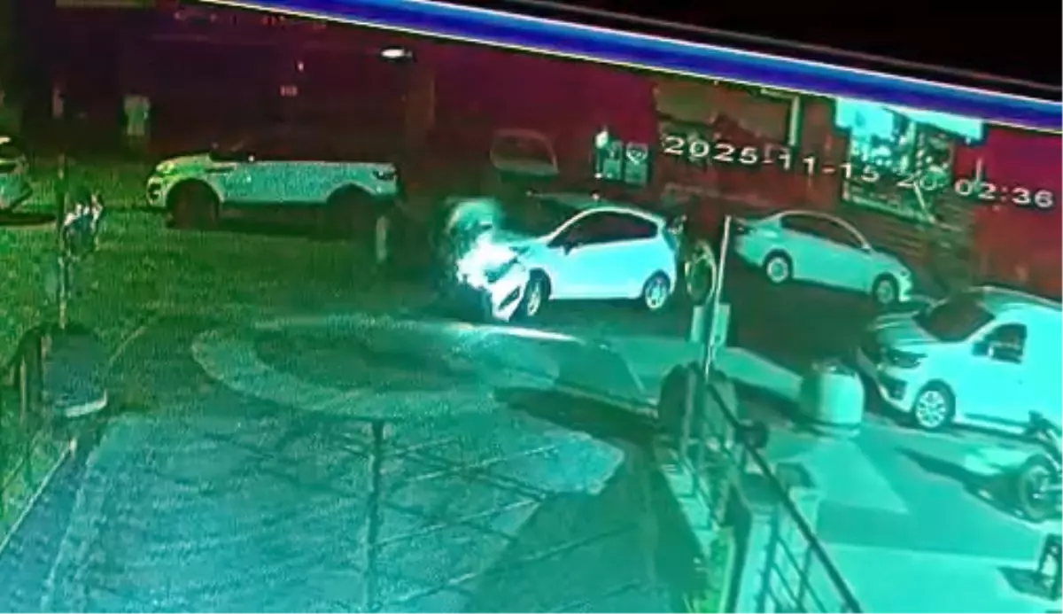 Beylikdüzü'nde Motosiklet ile Otomobil Çarpıştı: Sürücü Yaralandı