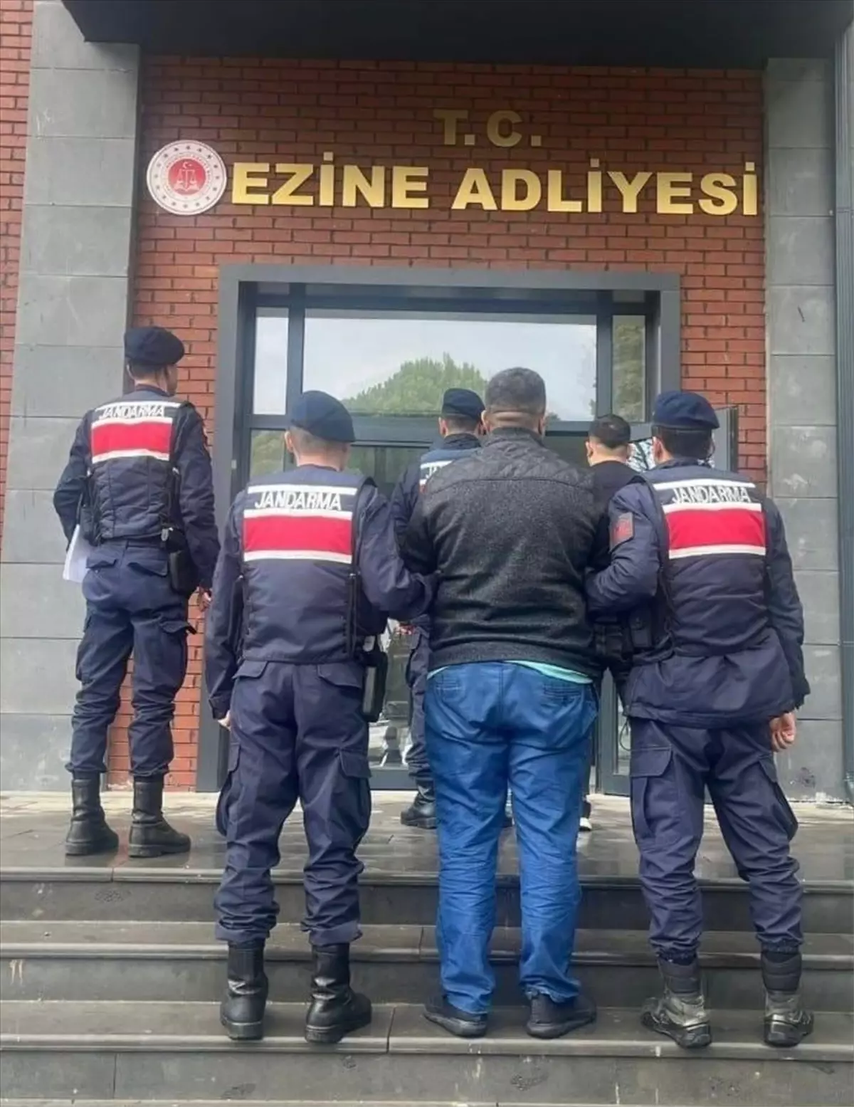 Çanakkale&apos;de Göçmen Kaçakçılığı Operasyonları: 6 Şüpheli Yakalandı