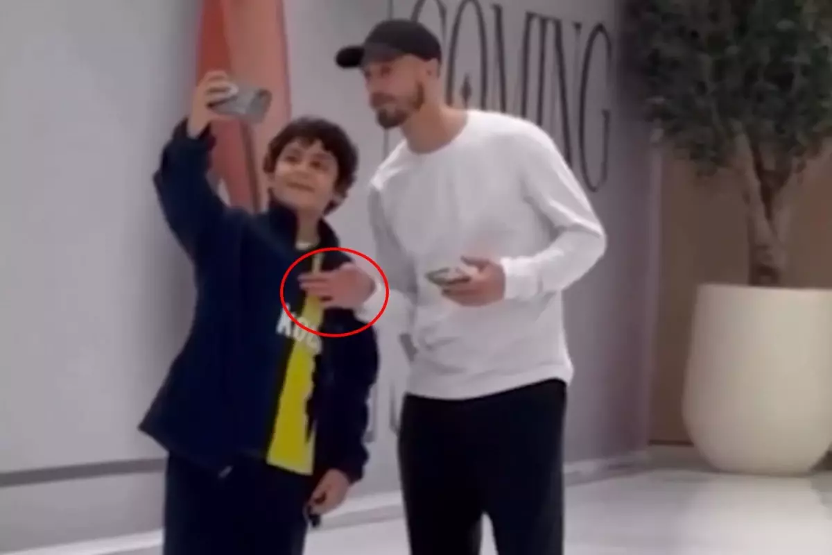 Cerny'nin Fenerbahçeli taraftarla fotoğraf çekilirken yaptığı hareket gündem oldu