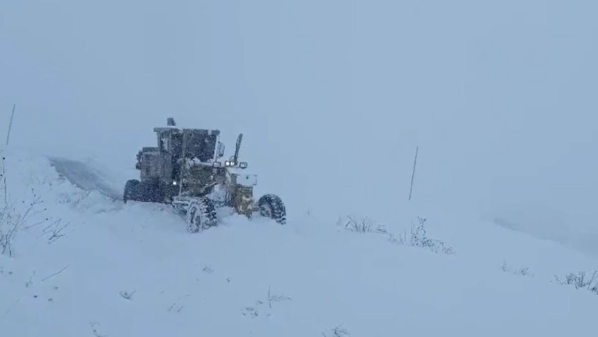 Hakkari'de Kar Yağışı Nedeniyle Kapanan Yollar Yeniden Ulaşıma Açıldı