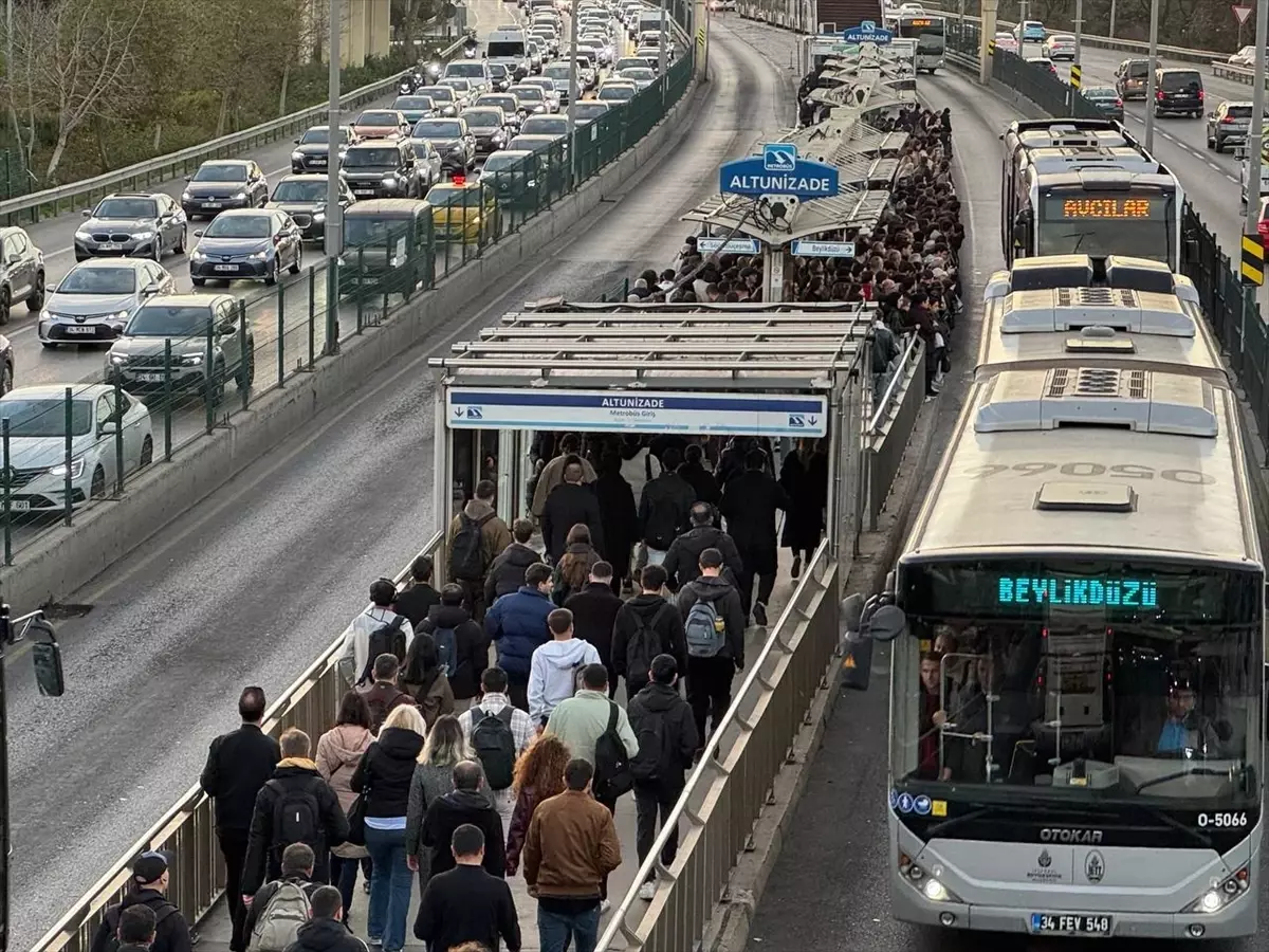 İstanbul'da Okulların Açılmasıyla Trafik Yoğunluğu Artıyor