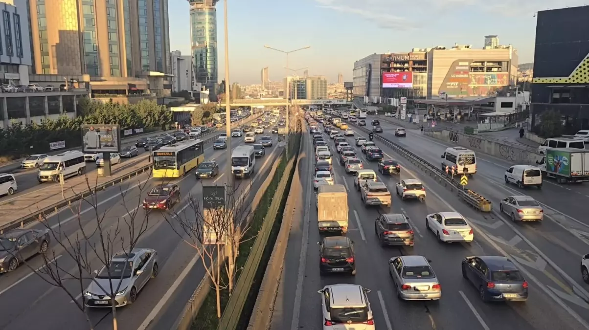İstanbul'da haftanın ilk iş gününde trafik yoğunluğu
