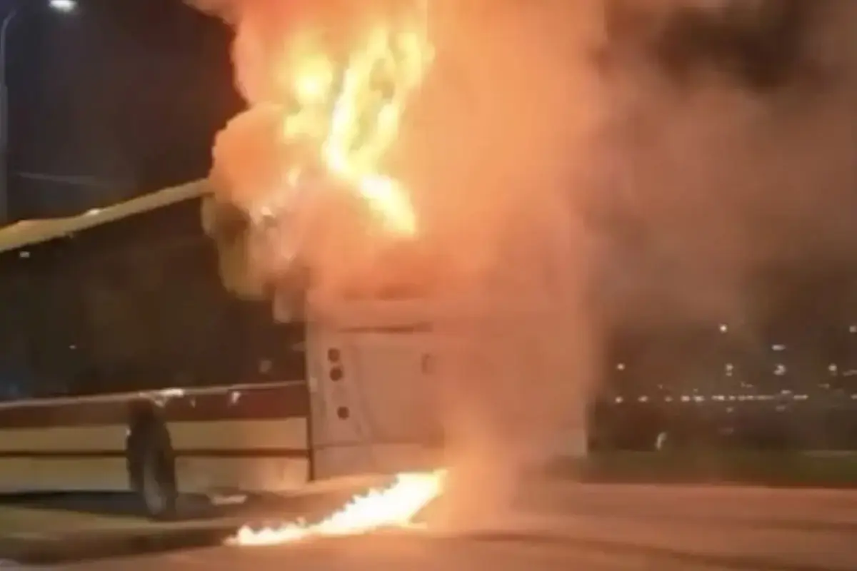 İzmir'de korku dolu anlar, seyir halindeki otobüs alev aldı