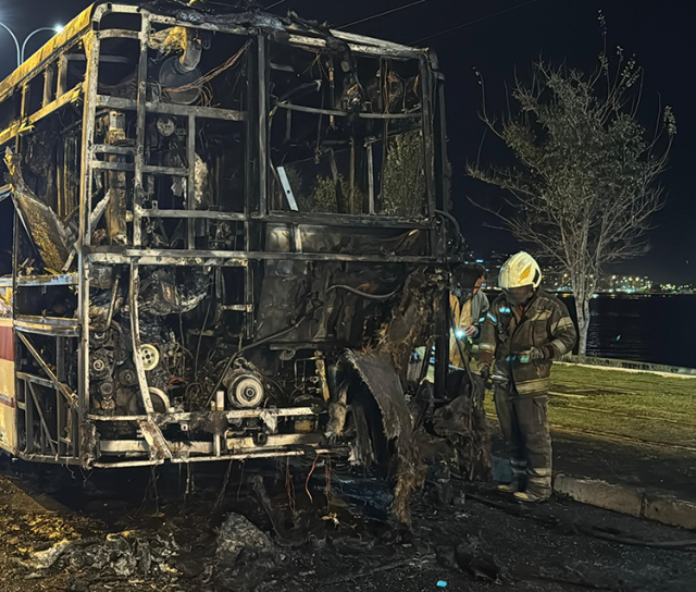 izmir de korku dolu anlar seyir halindeki otobus 19260327 203 m