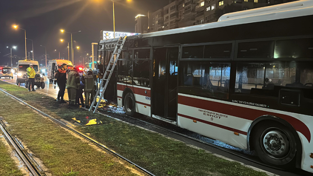 izmir de korku dolu anlar seyir halindeki otobus 19260327 8318 m