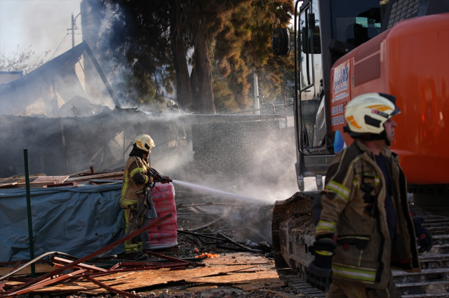 İzmir'de şantiyede dev yangın! İşçilerin kaldığı konteynerler küle döndü 11 izmir de santiyede dev yangin iscilerin kaldigi 19262527 2848 m