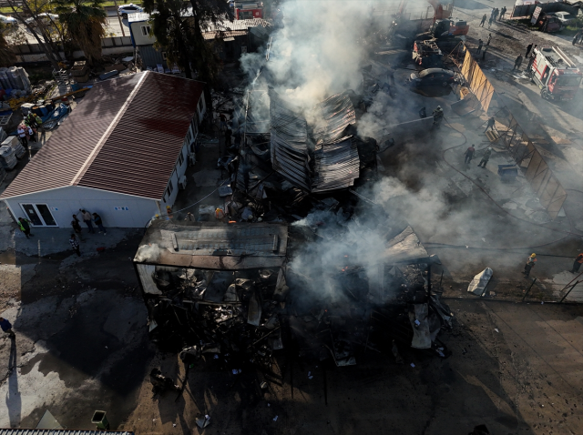 İzmir'de şantiyede dev yangın! İşçilerin kaldığı konteynerler küle döndü 3 izmir de santiyede dev yangin iscilerin kaldigi 19262527 2925 m