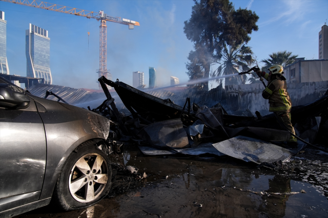 İzmir'de şantiyede dev yangın! İşçilerin kaldığı konteynerler küle döndü 6 izmir de santiyede dev yangin iscilerin kaldigi 19262527 3845 m