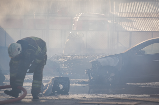 İzmir'de şantiyede dev yangın! İşçilerin kaldığı konteynerler küle döndü 10 izmir de santiyede dev yangin iscilerin kaldigi 19262527 4005 m
