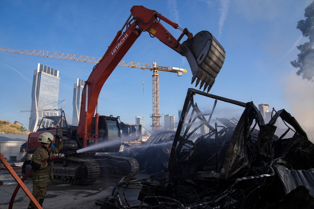 İzmir'de şantiyede dev yangın! İşçilerin kaldığı konteynerler küle döndü 9 izmir de santiyede dev yangin iscilerin kaldigi 19262527 4301 m