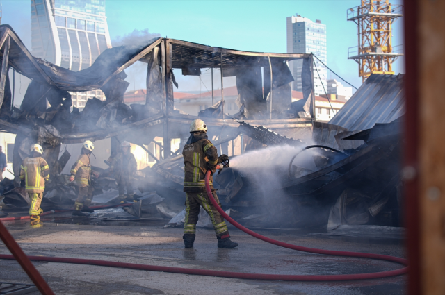 İzmir'de şantiyede dev yangın! İşçilerin kaldığı konteynerler küle döndü 8 izmir de santiyede dev yangin iscilerin kaldigi 19262527 5004 m