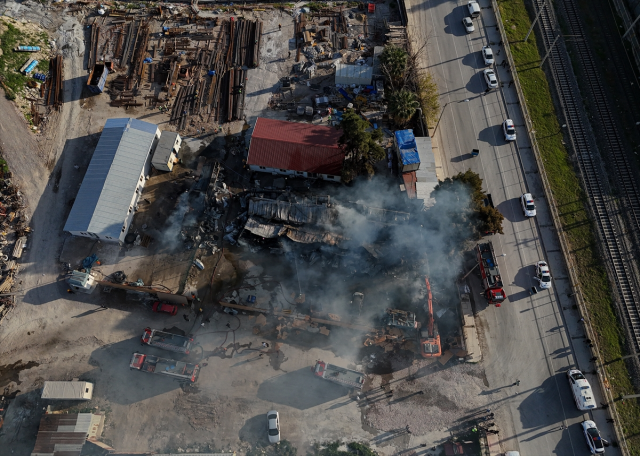 İzmir'de şantiyede dev yangın! İşçilerin kaldığı konteynerler küle döndü 4 izmir de santiyede dev yangin iscilerin kaldigi 19262527 5467 m