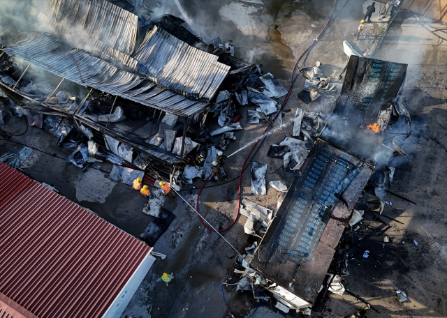 İzmir'de şantiyede dev yangın! İşçilerin kaldığı konteynerler küle döndü 5 izmir de santiyede dev yangin iscilerin kaldigi 19262527 7769 m