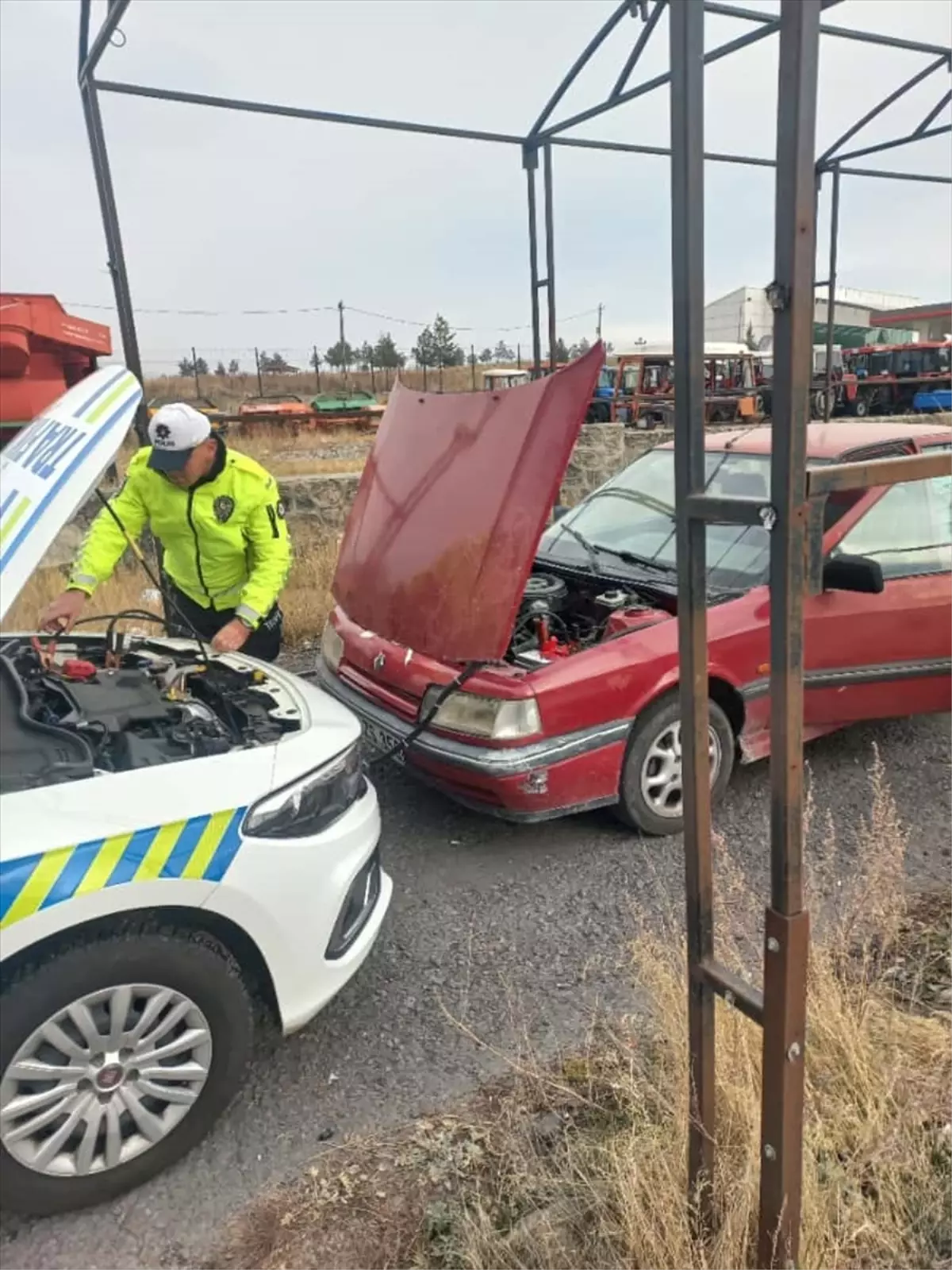 Kars Trafik Ekiplerinden Yolda Kalan Vatandaşa Akü Takviyesi