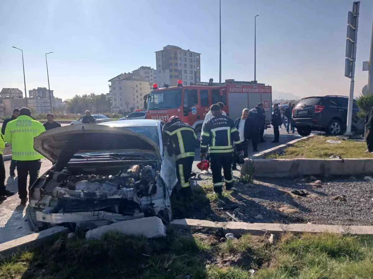 Kayseri'de İki Otomobil Çarpıştı: 5 Yaralı