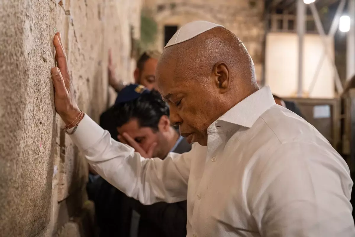 Koltuğu bırakmadan İsrail'e koştu, Eric Adams'tan tartışmalı veda