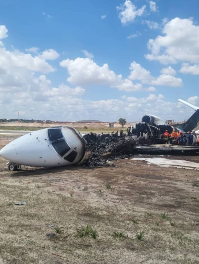 kongo da bakan ve heyetini tasiyan ucak pistten 19262813 6652 m