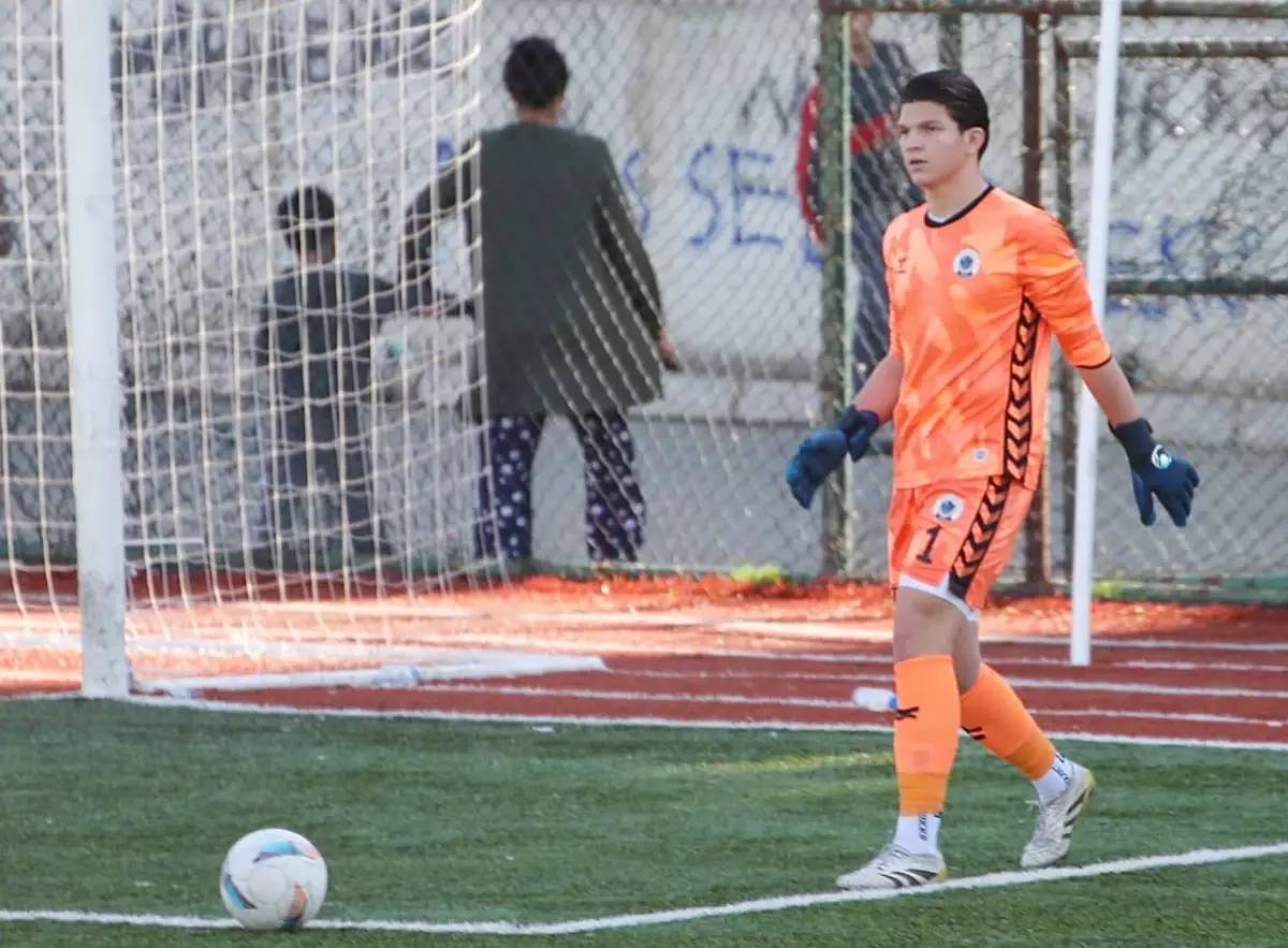 16 Yaşındaki Kaleci Alp Özge, Beşiktaş Altyapısında Deneme Yapıyor