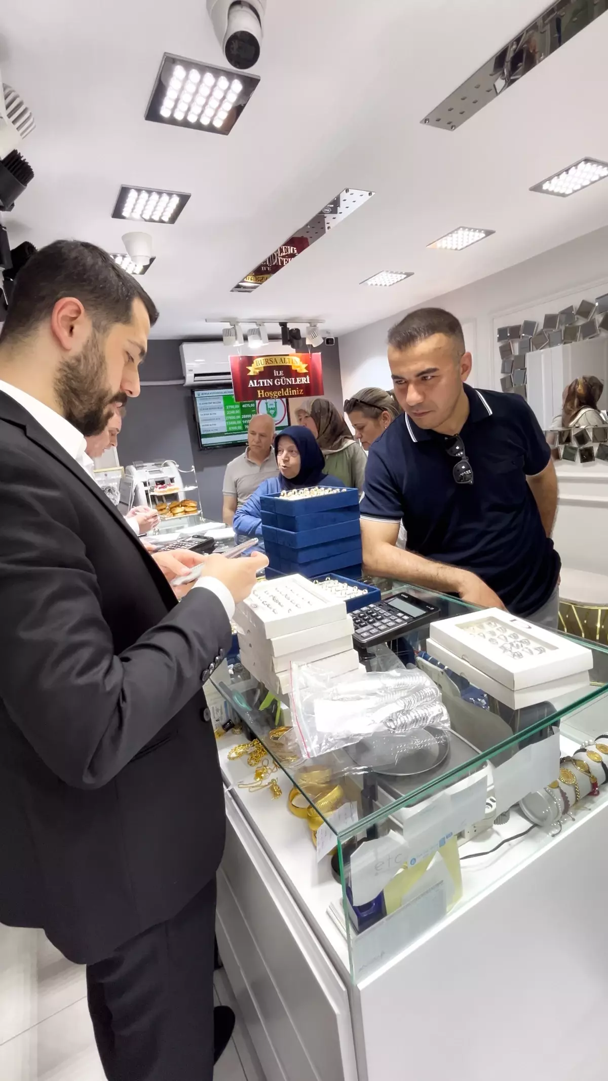 Bursa'da Kuyumcu, Müşterilerine Altın Günü Hizmeti Sunuyor