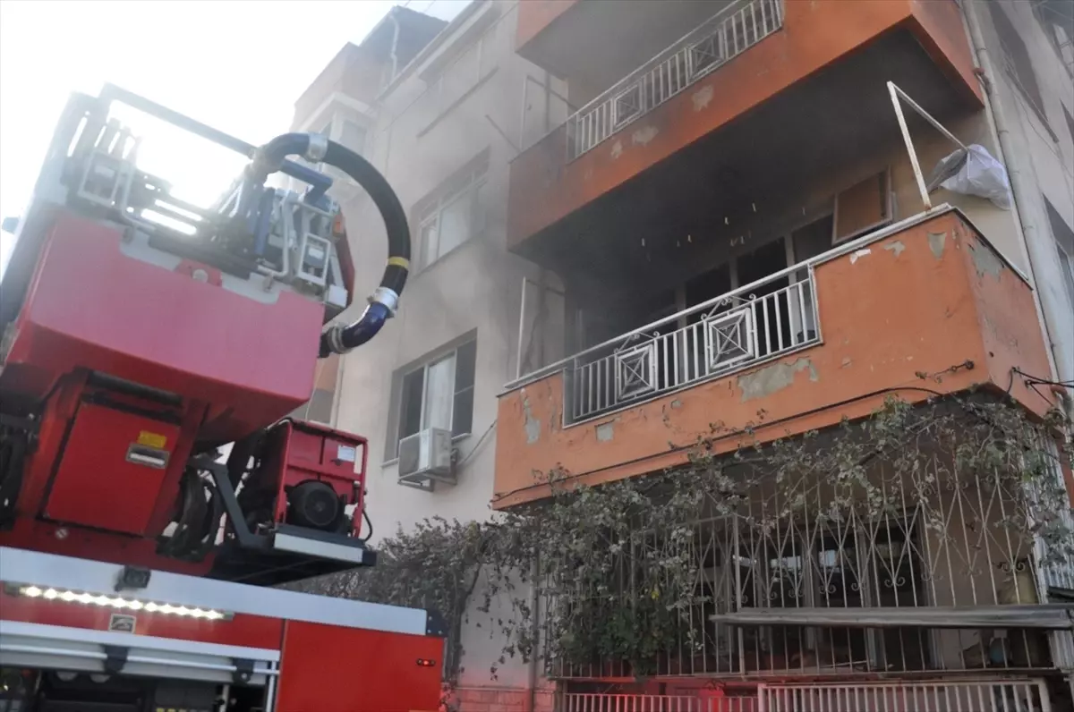 İzmir'de Ev Yangını: Müşerref Ö. Dumandan Etkilendi, Yavru Kedi Kurtarıldı