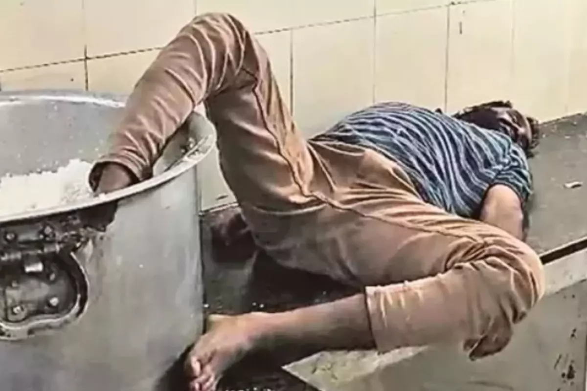 Öğrenci yurdunda çalışan sarhoş bekçi ayağı pirinç kazanı içinde uyurken yakalandı