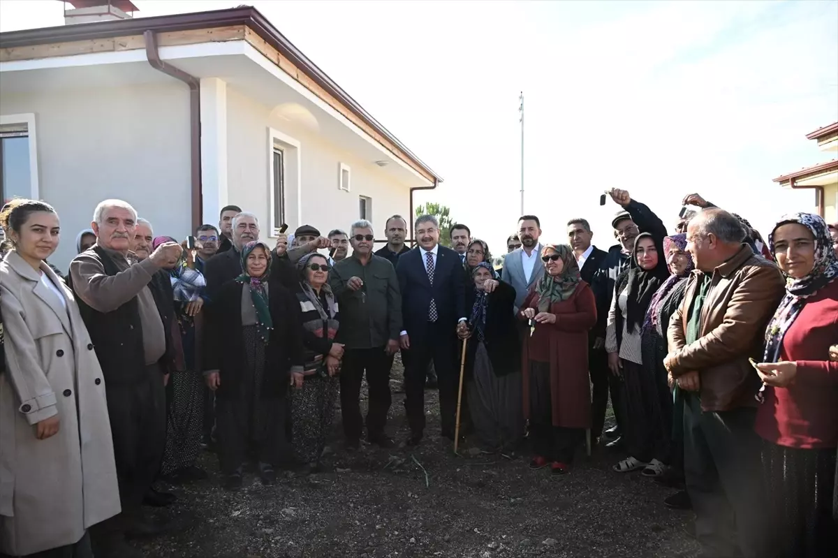 Düziçi'nde Depremzedelere 12 Köy Evi Teslim Edildi