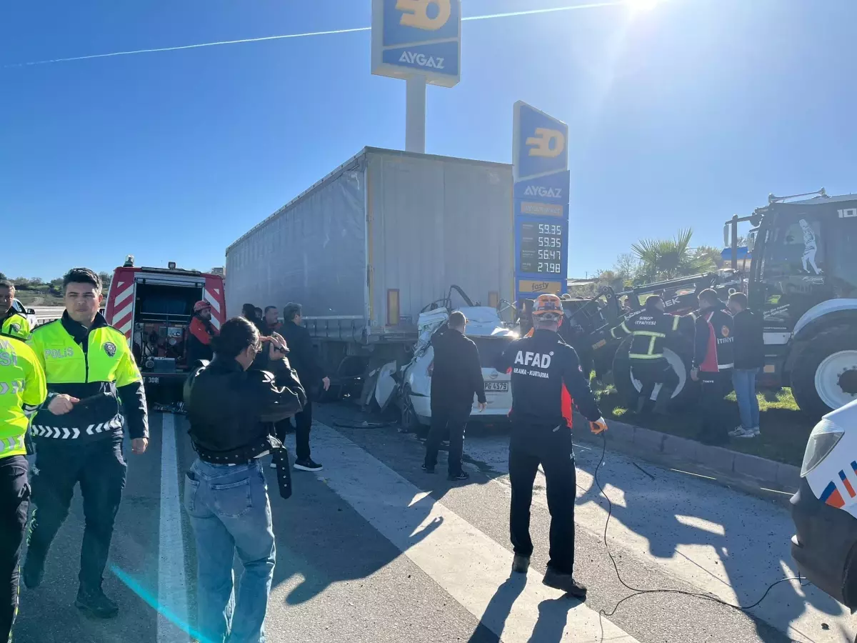 Sinop'ta Otomobil TIR'a Çarptı: Öğretmen Hayatını Kaybetti