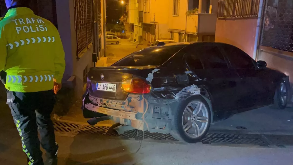 Polis 'Dur' İhtarına Uymayan Sürücü Kaçarken 3 Araca Çarpıp Kaçtı
