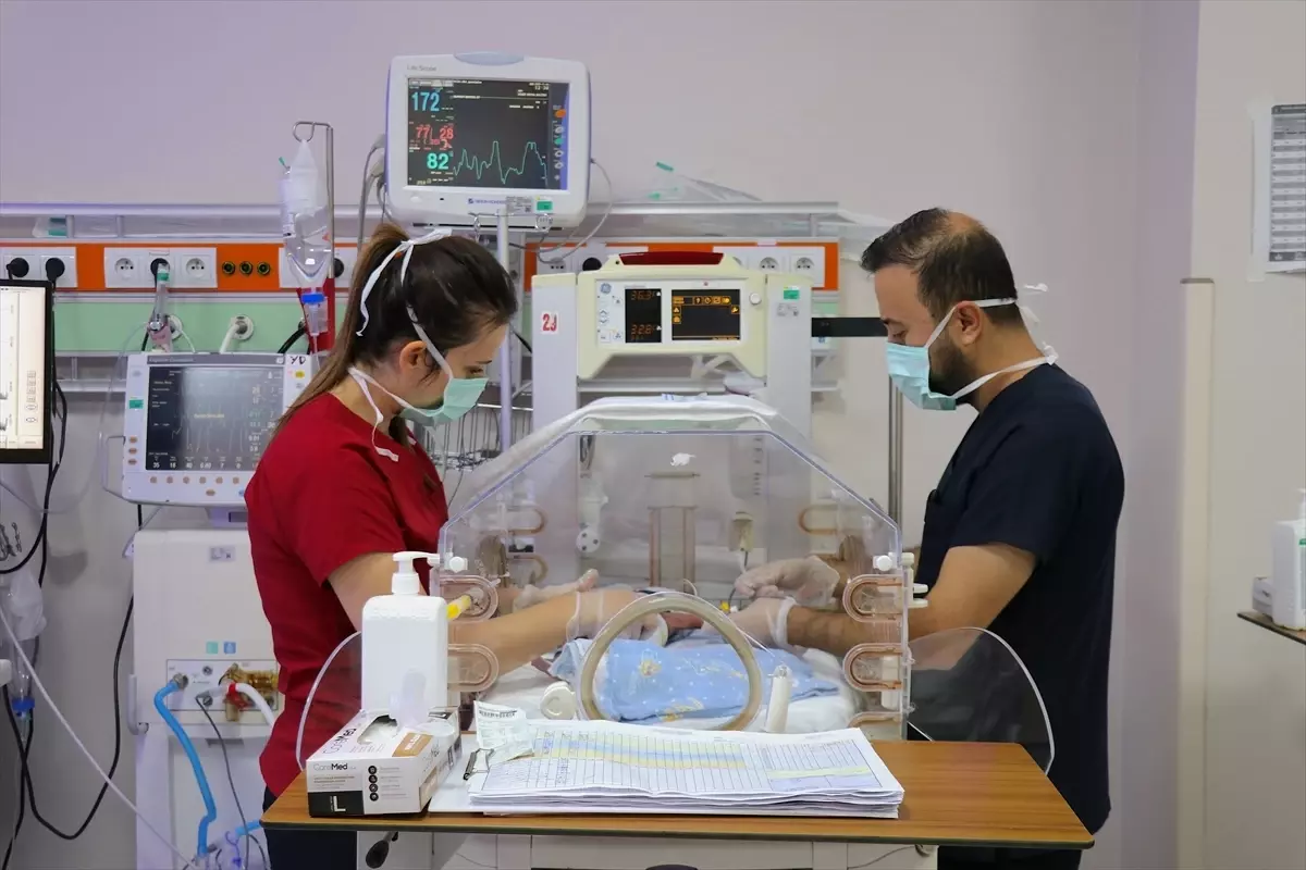 Van'da Prematüre İkiz Bebeklere Şefkat Dolu Bakım