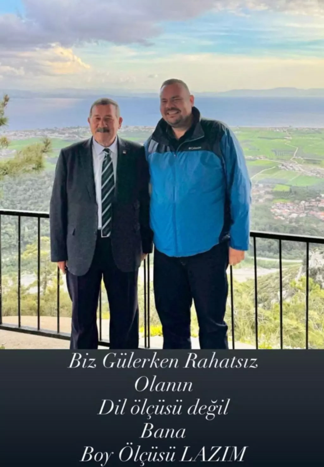 sehit tabutunun basinda gulen baskanin oglundan 19260374 6660 m
