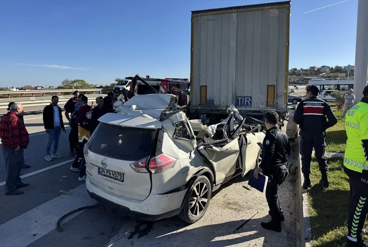 Sinop'ta Park Halindeki Tıra Çarpan Otomobil Kazası: 1 Ölü