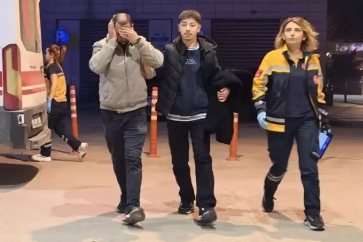 Şişede durduğu gibi durmadı, düştü, kulağı koptu