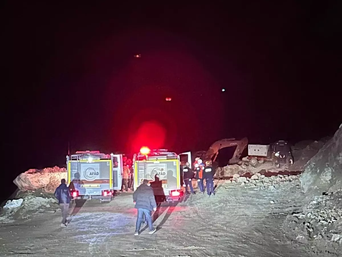 Divriği'de Demir Madeni Ocağında Göçük: 1 Kişi Göçük Altında