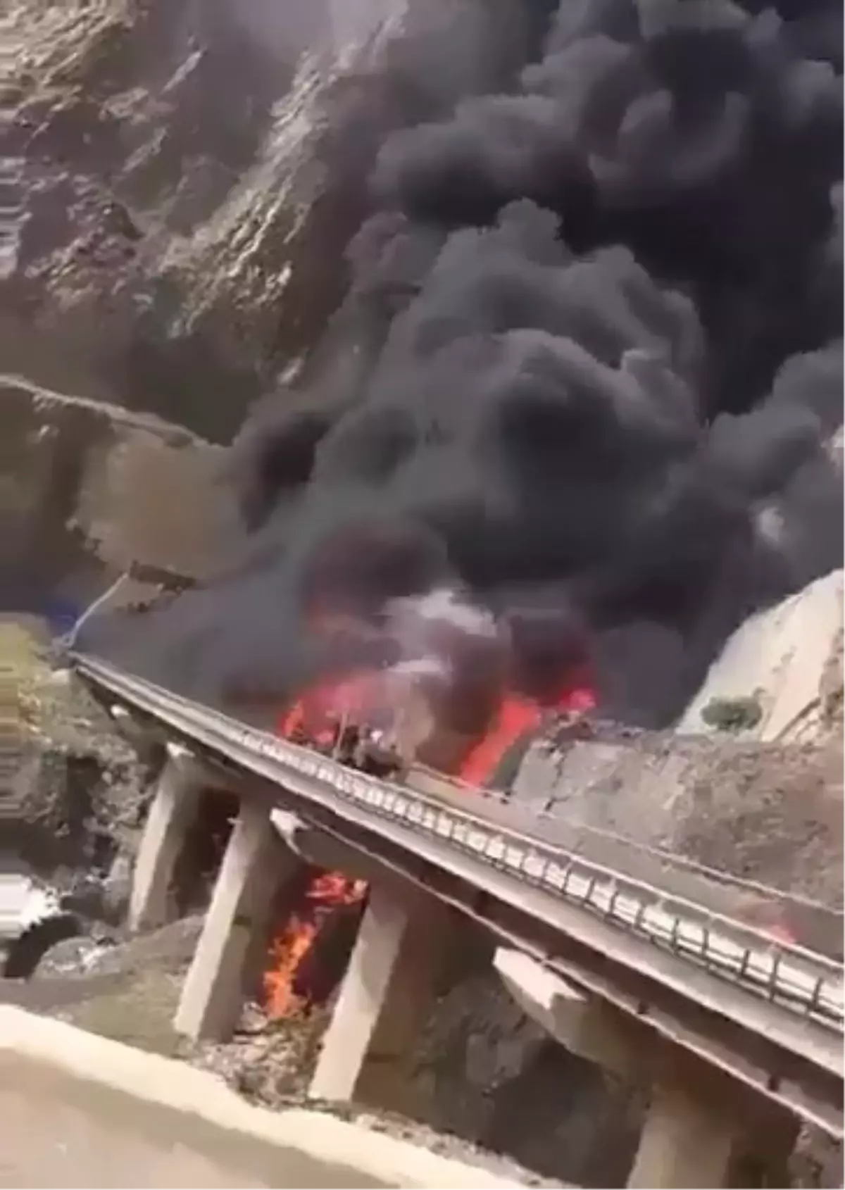 Medine yakınlarında umre yolcusunu taşıyan otobüs kazası: 45 ölü
