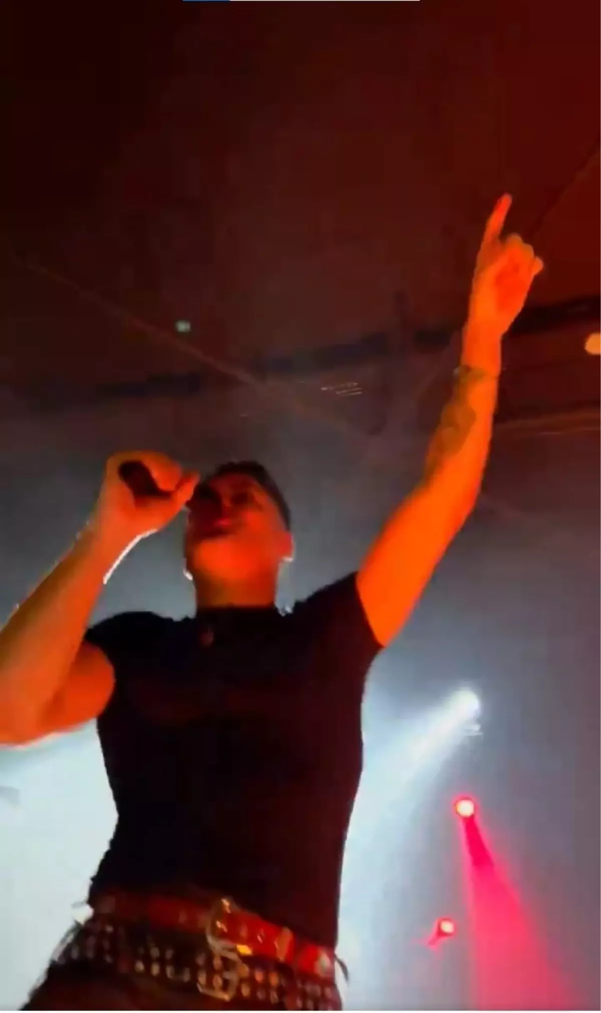 Ünlü şarkıcı Emircan İğrek konserde çıldırdı: Bak gerçekten tekme atarım.