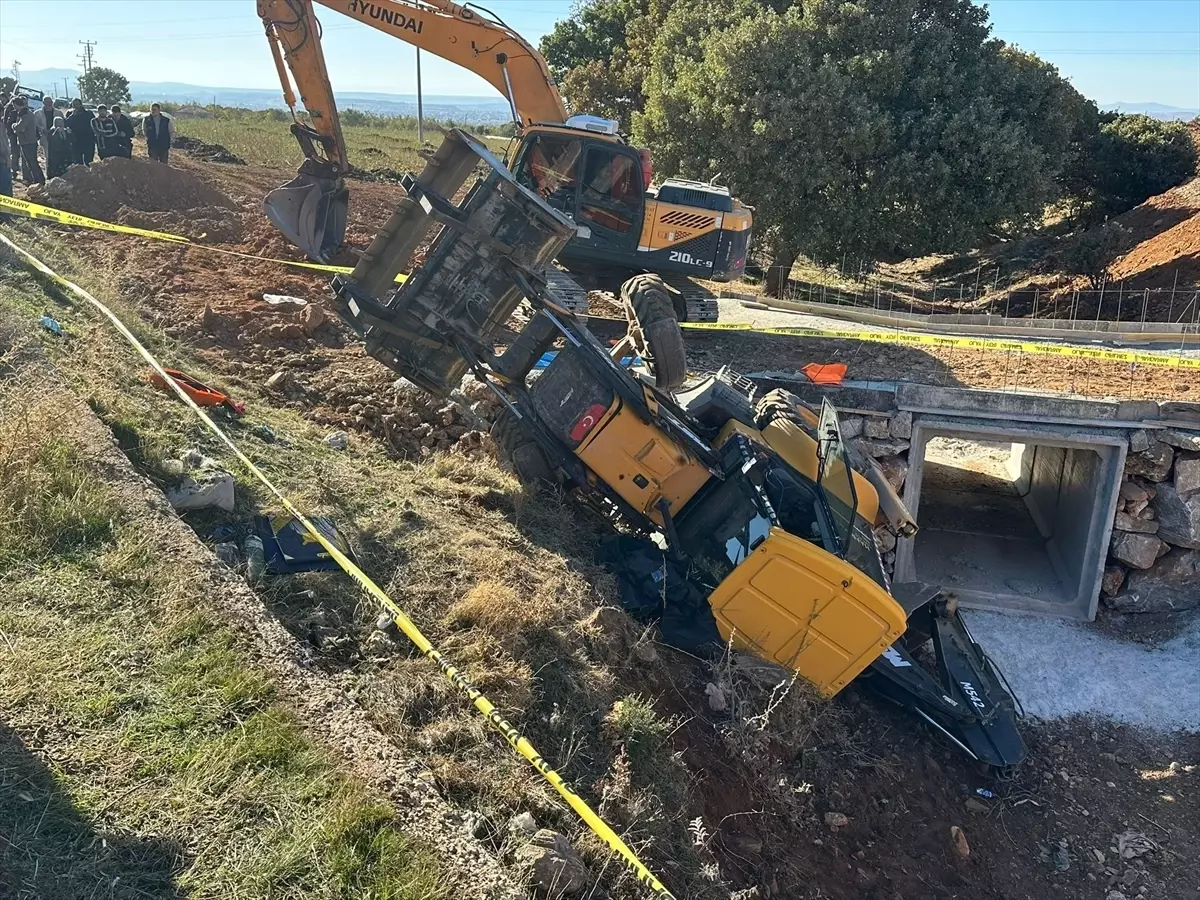 Uşak'ta Kepçe Devrildi: Bir Kişi Hayatını Kaybetti