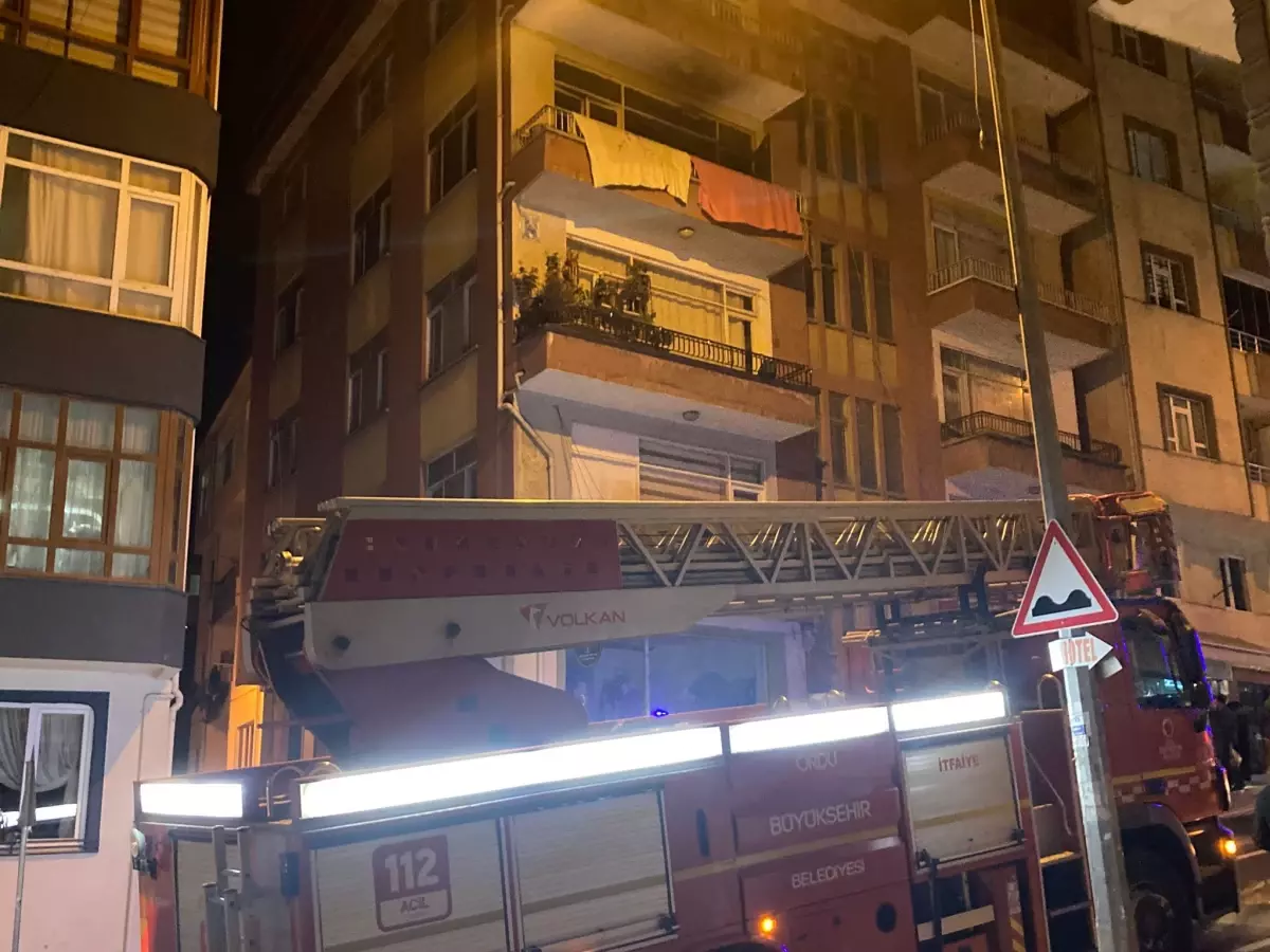 Ünye'de Apartman Yangını: İki Kişi Yaralandı