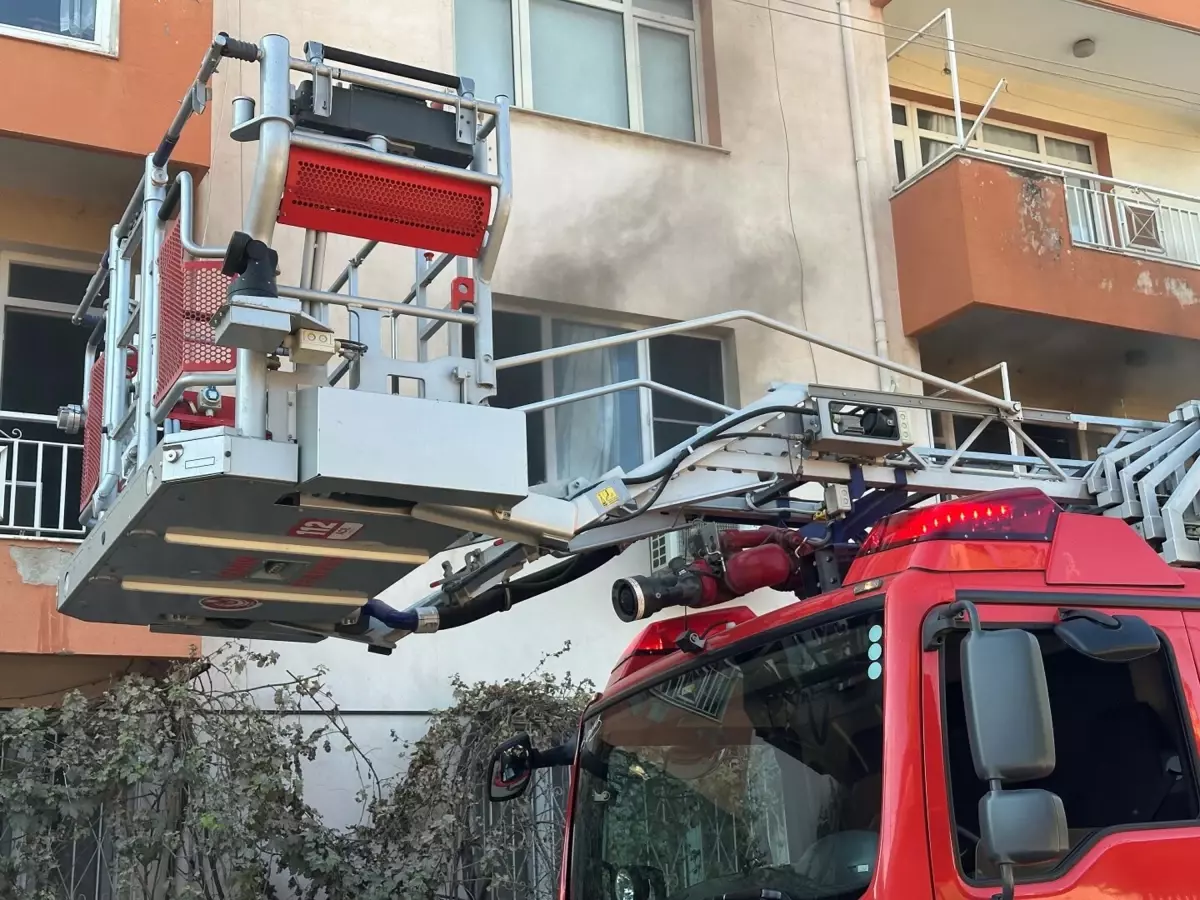 Ödemiş'te Apartmanda Yangın: Ev Sahibinin Müdahalesi Sonrası Dumandan Etkilendi