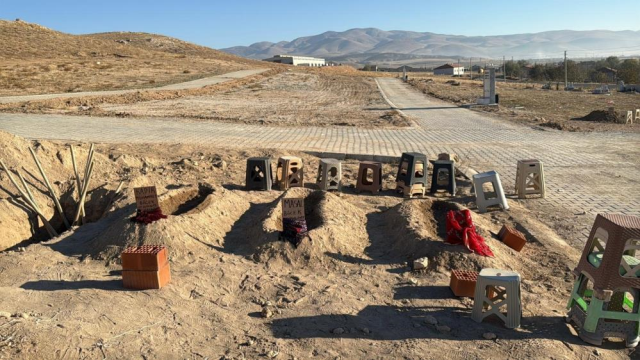 zehirlenerek olen anne ve 2 cocugunun yan yana 19260662 3889 m