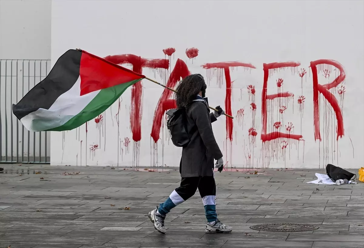 Berlin'de Filistin Destekçileri Soykırım Protestosu Düzenledi